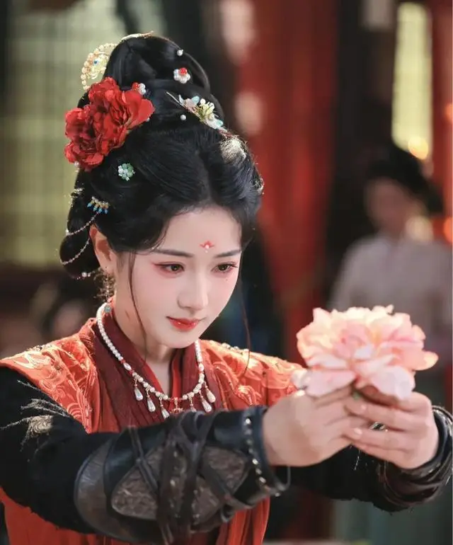 红果短剧女演员人气榜更新：孟娜以813万指数登顶 _ 资料图