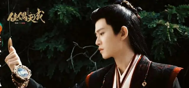 任嘉伦《佳偶天成》饰陆槐全身而退，对比周生辰结局引观众聚焦角色逻辑 _ 海报