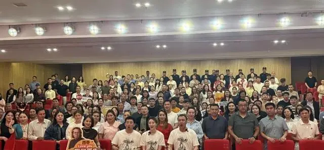 电影《万桐书》沙雅路演现场座无虚席，胡杨林实景拍摄引本地观众共鸣 _ 资料图