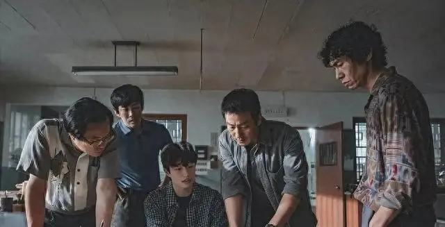 《稻草人》改编华城连环杀人案未解悬案，真凶伏法后新疑云浮现 _ 海报