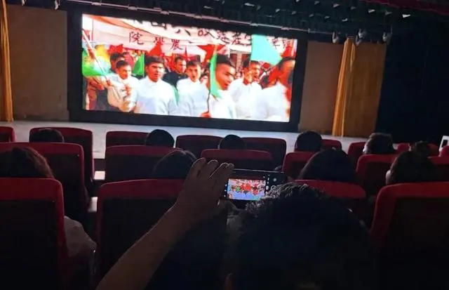 电影《万桐书》沙雅路演现场座无虚席，胡杨林实景拍摄引本地观众共鸣 _ 海报