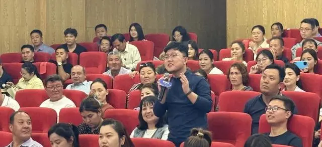 电影《万桐书》沙雅路演现场座无虚席，胡杨林实景拍摄引本地观众共鸣 _ 剧照