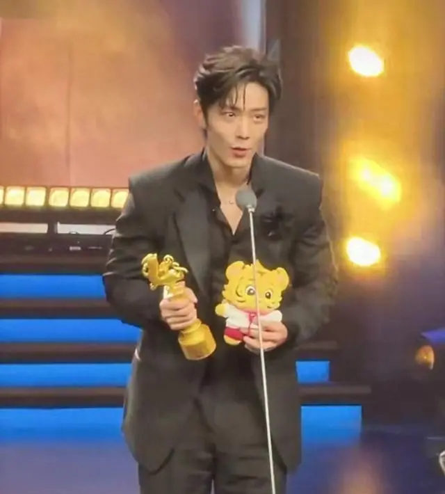 肖战获第33届北京大学生电影节最受欢迎年度男演员 _ 海报