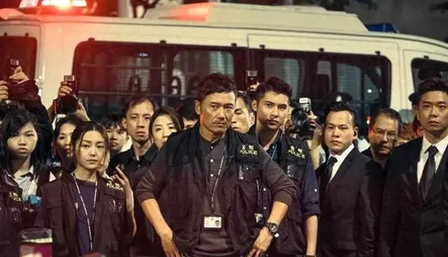 苗侨伟67岁演一线干探引争议，《重案解密》角色设定遭质疑 _ 情报图