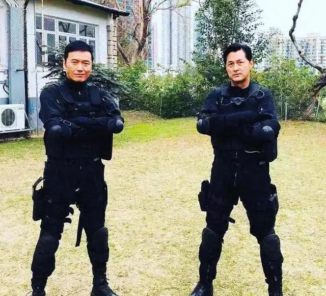 苗侨伟67岁演一线干探引争议，《重案解密》角色设定遭质疑 _ 细节速览